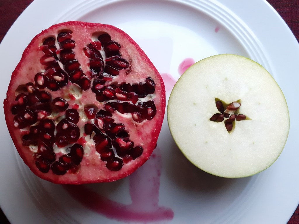 Apfel & Granatapfel, aufgeschnitten